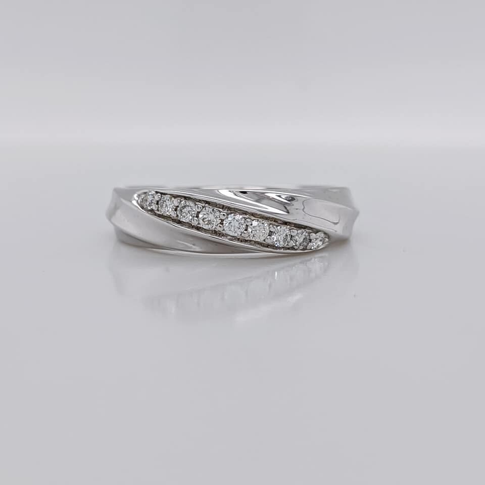 Estate 14kt White Gold Diamond Twist Band Estate 14kt White Gold Diamond Twist Band