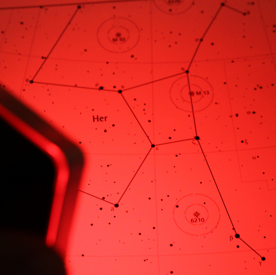 Dank der Lichtfarbe Amber (bernstein) ist erheblich weniger Helligkeit für gleich gute Lesbarkeit gegenüber einer guten tiefroten Astrolampe erforderlich. Zudem sorgt diese LED Rotlicht-Taschenlampe für eine extrem gleichmäßige Ausleuchtung.
