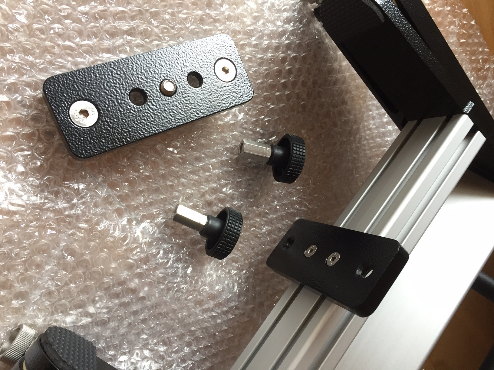 Mit dabei: die Adapter-Platte für die APM Großferngläser
