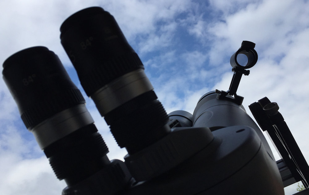 Bequeme Sicht auf den Sucher, trotz 90° Einblick am Großfernglas
