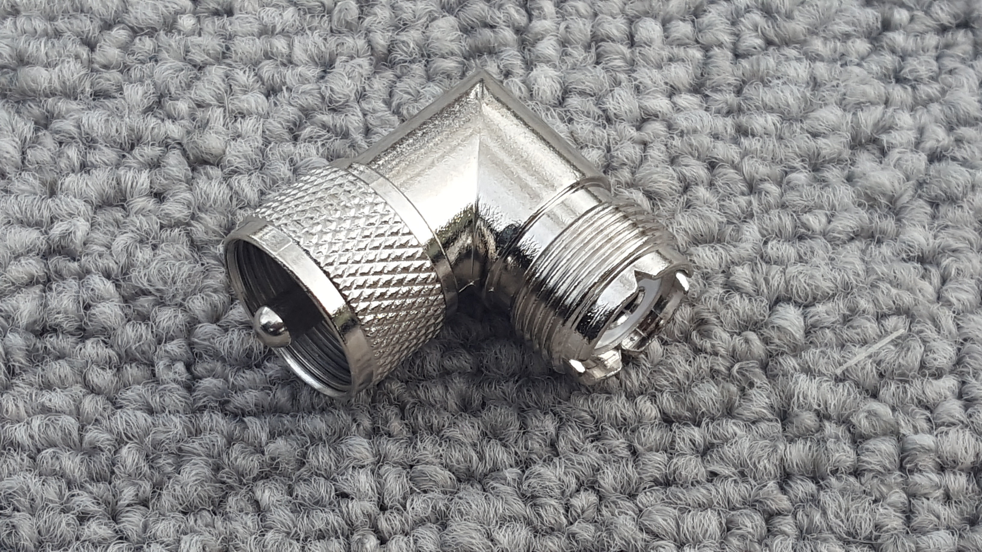 UHF PL-259 Male Plug to SO-239 Female Right Angle 90 Degree RF Adapter Connector UHF-90 UHF PL-259 Male Plug to SO-239 Female Right Angle 90 Degree RF Adapter Connector UHF-90