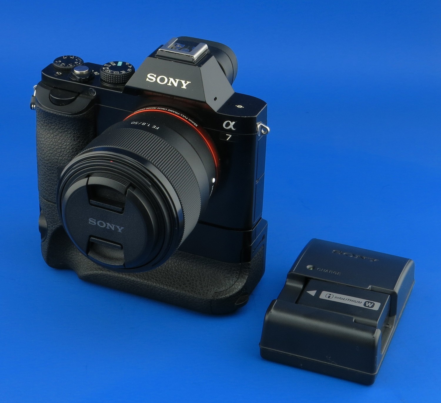 Sony a7 FullFrame Mirrorless Digital Camera + Sony 50mm f1,8 + grip