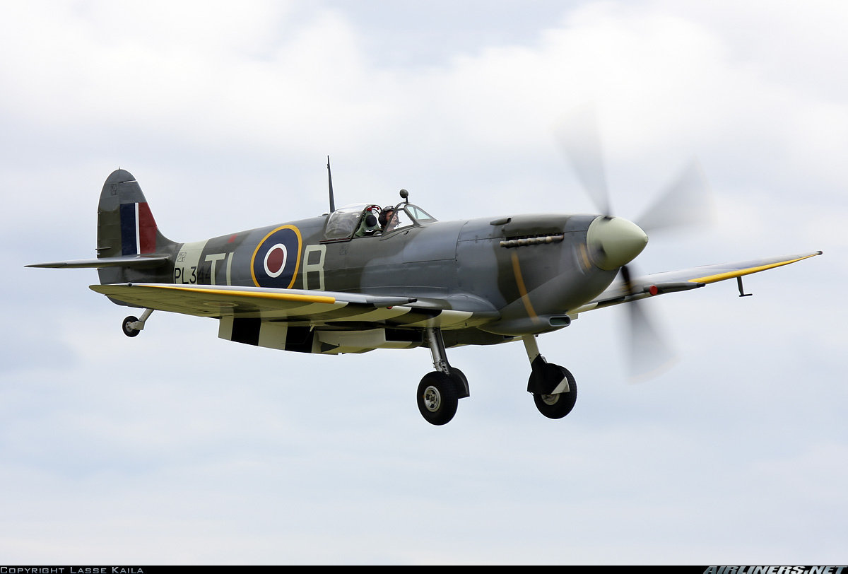 Supermarine Spitfire Mk 1 - Mk22 - SOUND + Motors & Lights set - 1/32