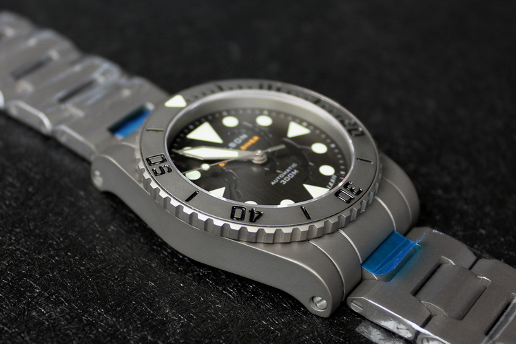 helson shark diver 38 titanium