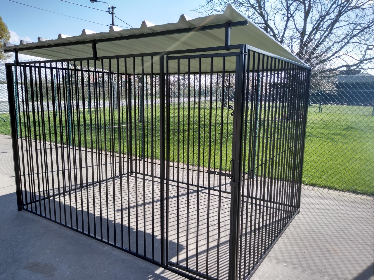 Hondenren 2 x 4 m met deur - 8 cm spijl ZWART met DAK 01170