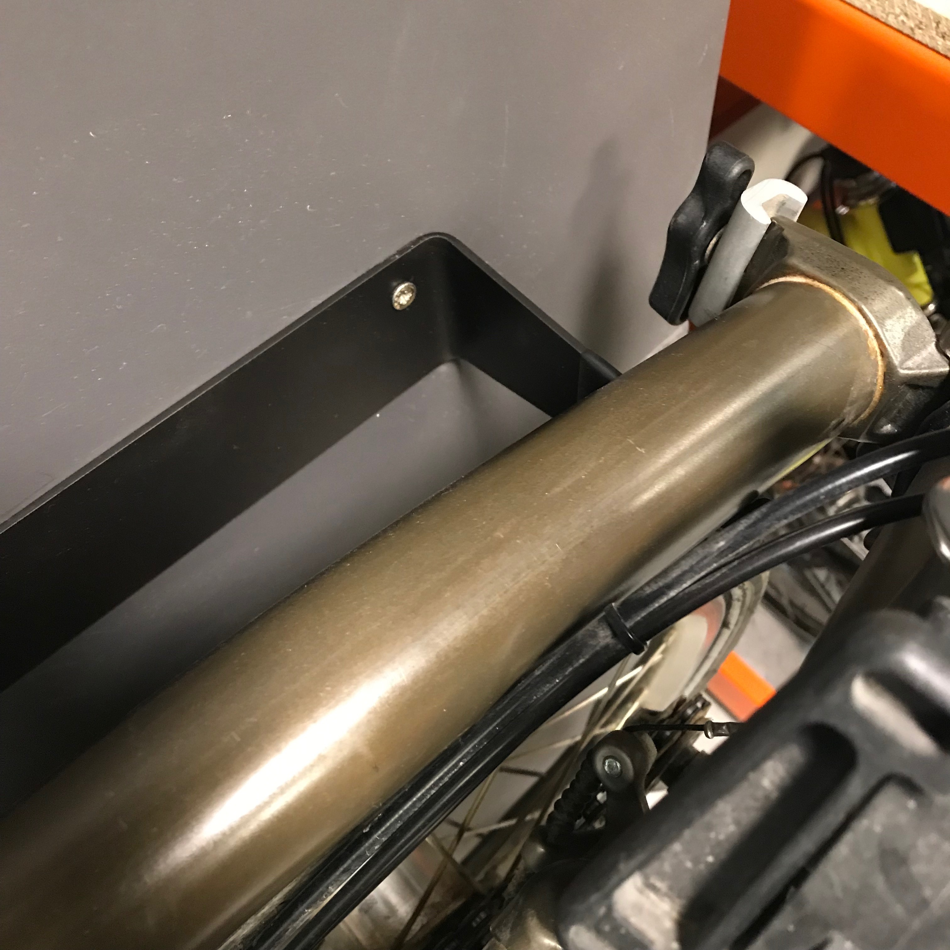 Colgador b Hanger