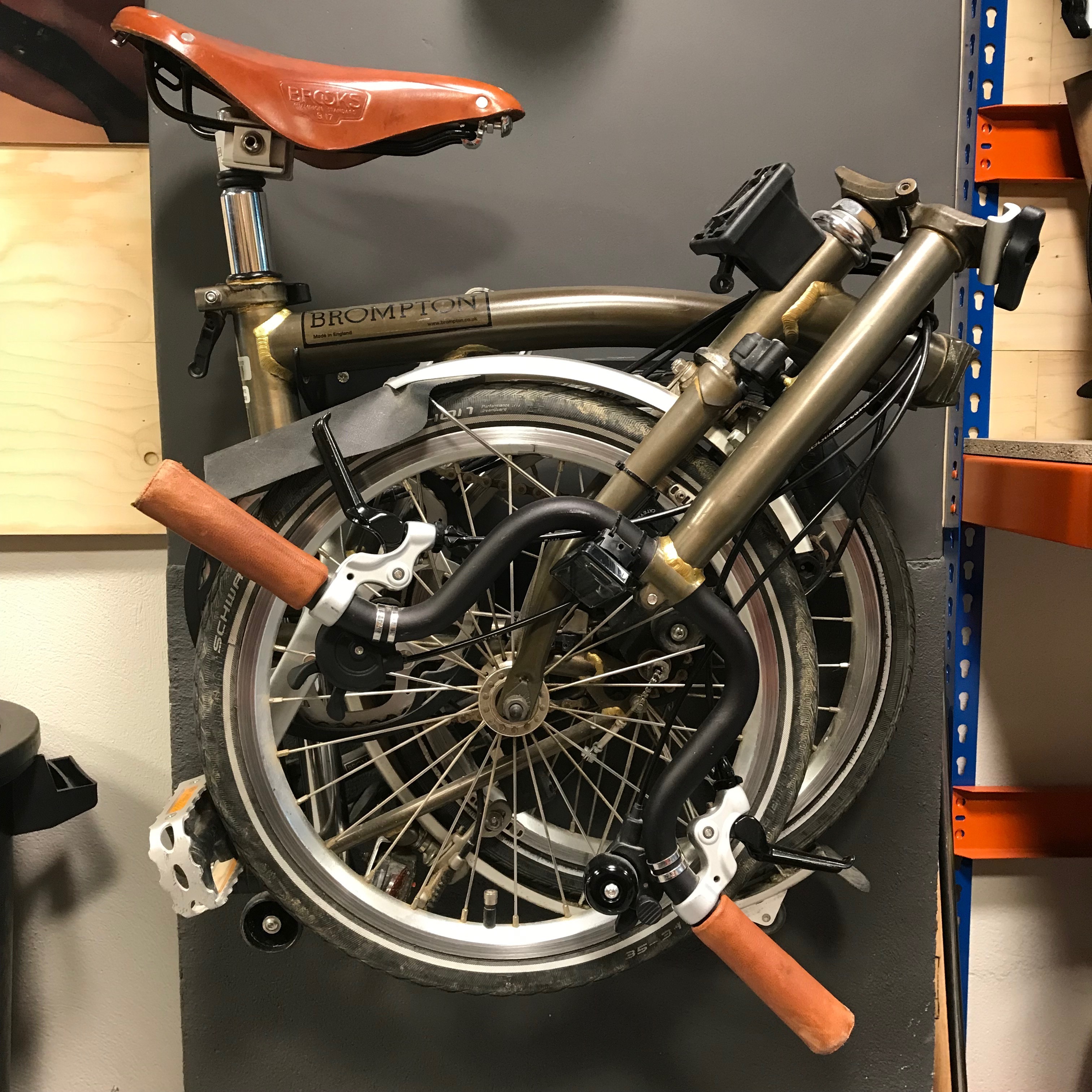 Colgador b Hanger