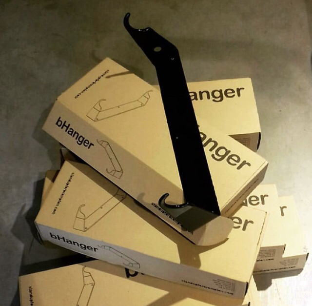 Colgador b Hanger