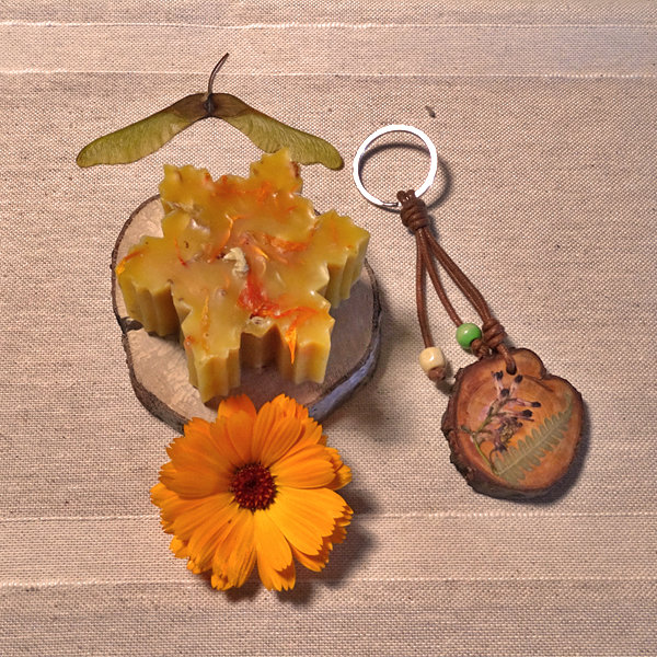 Vela de cera de abeja y llavero de madera 02