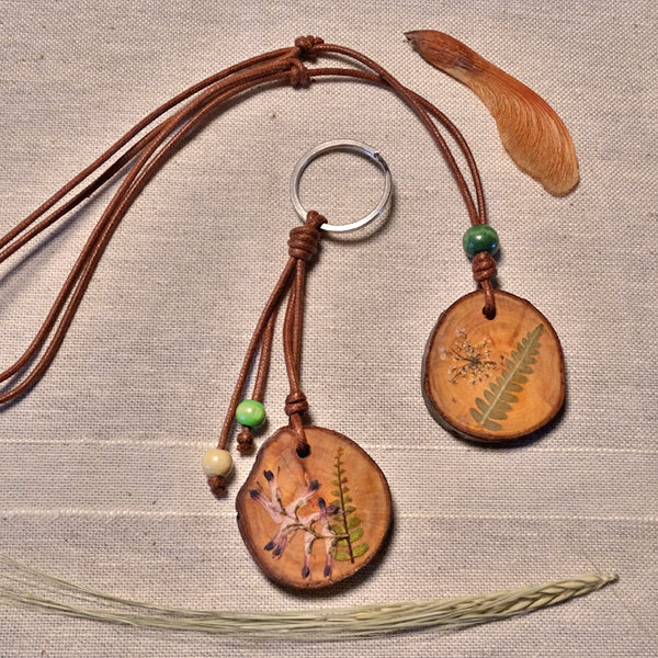 Llavero y colgante de madera con flores Llavero y colgante de madera con flores