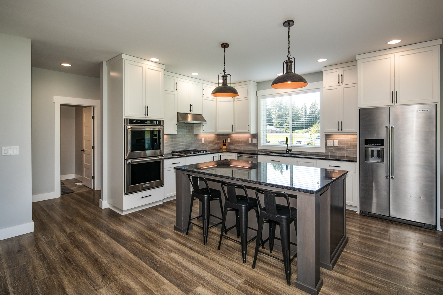 Contemporary Farmhouse 824