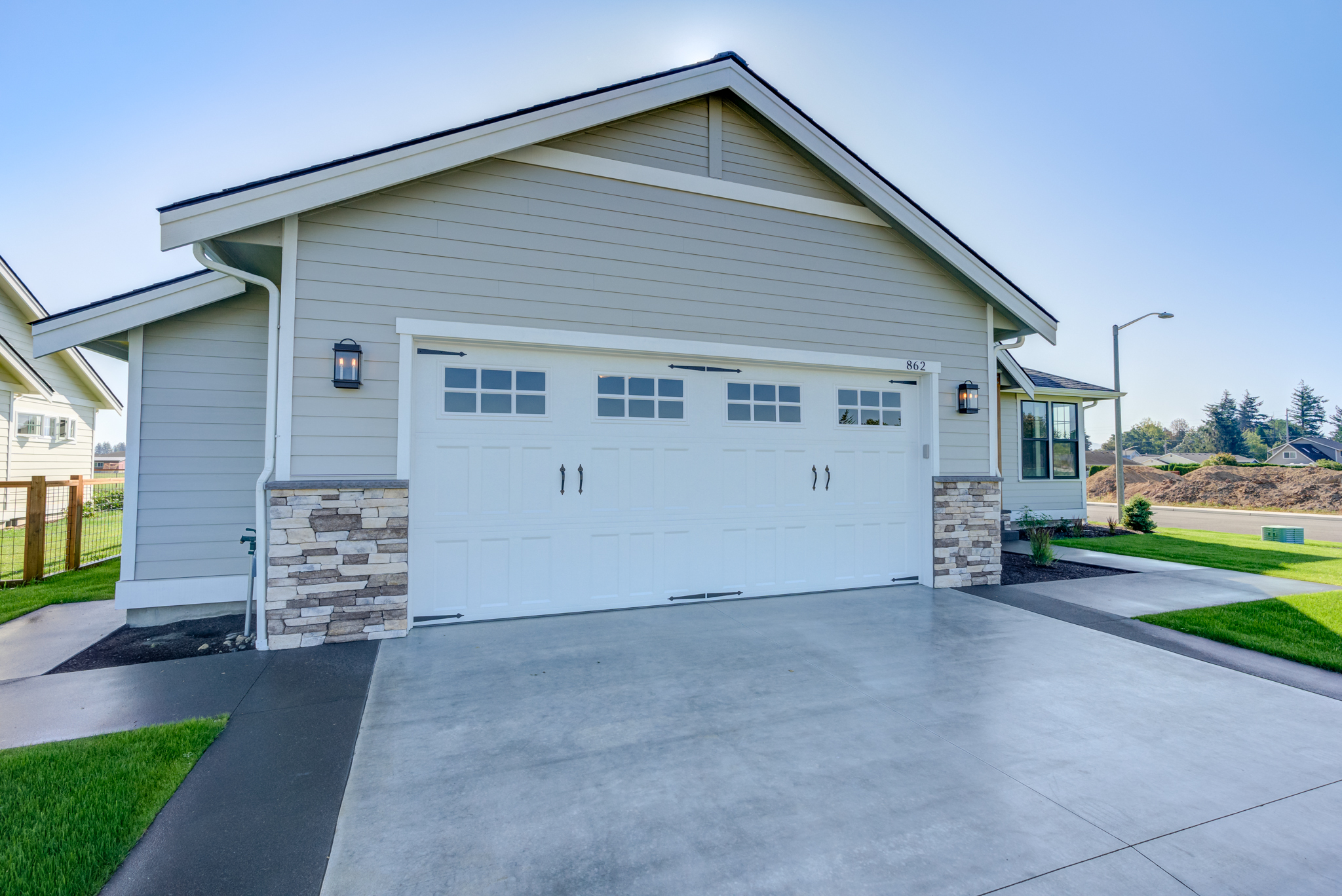 Contemporary Farmhouse 819