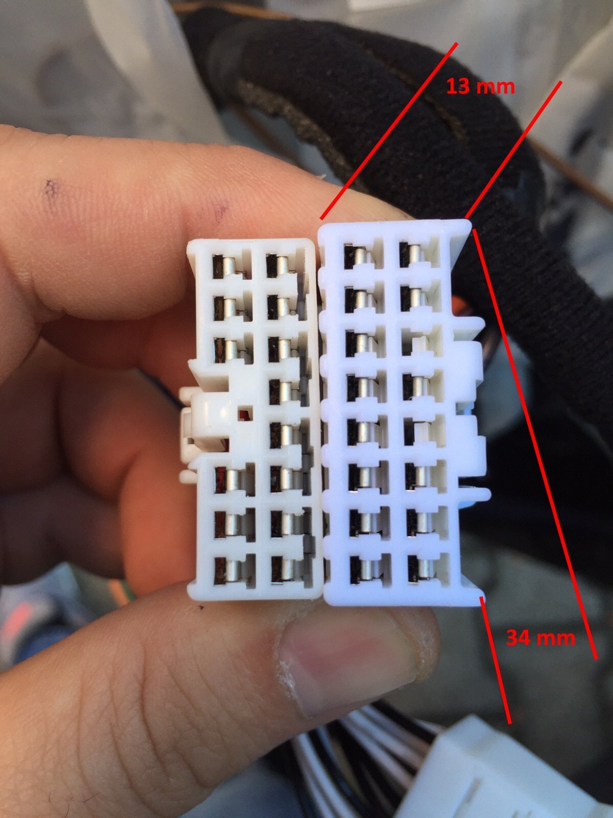 Comparazione connettore pulsantiera vetri Hyundai IX35