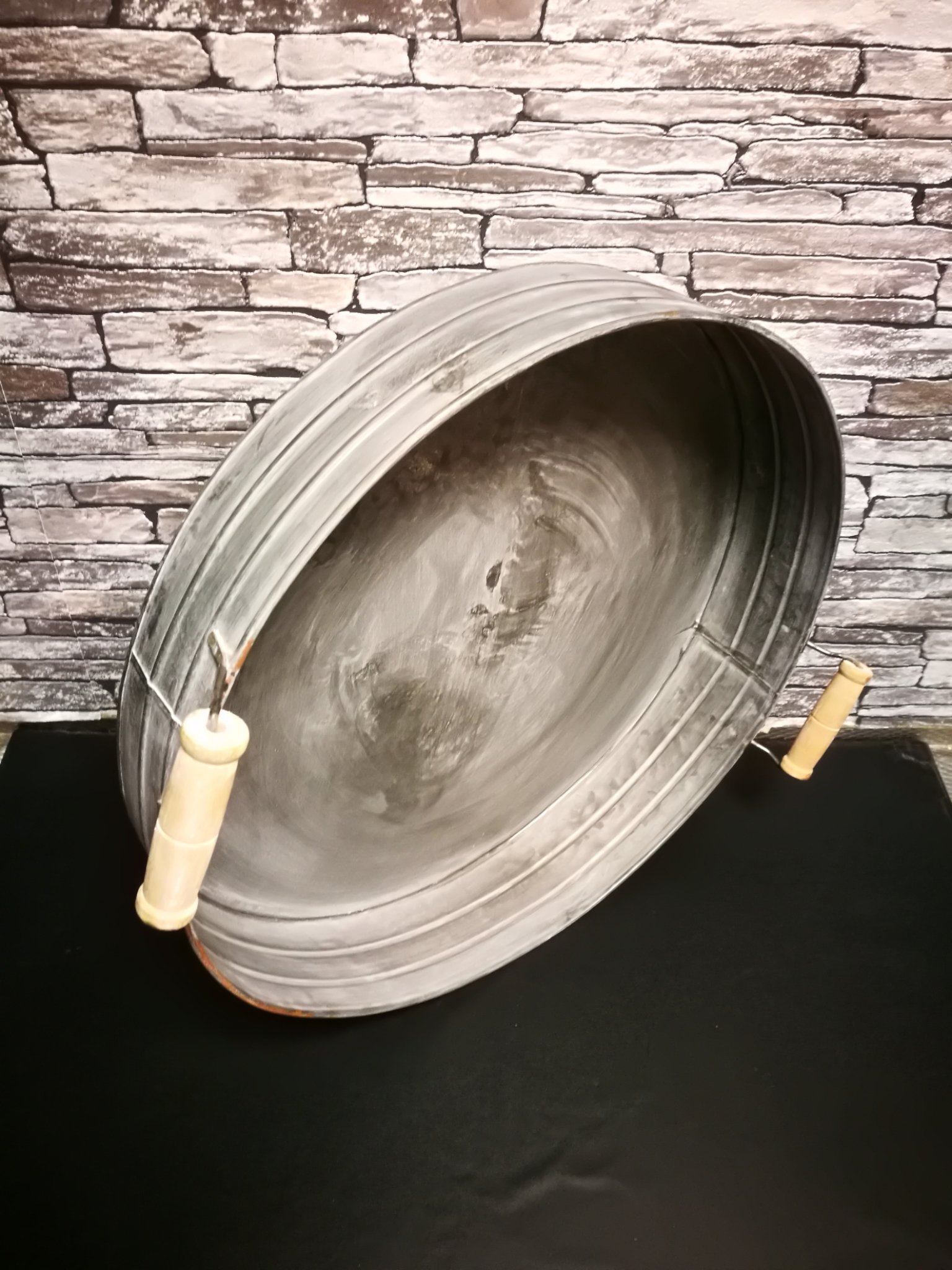 Zinken dienblad met houten handvatten