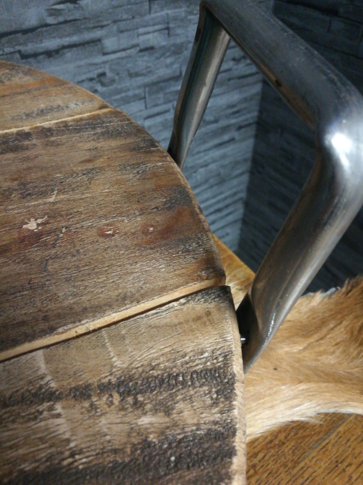 Houten dienblad met metalen handgreep