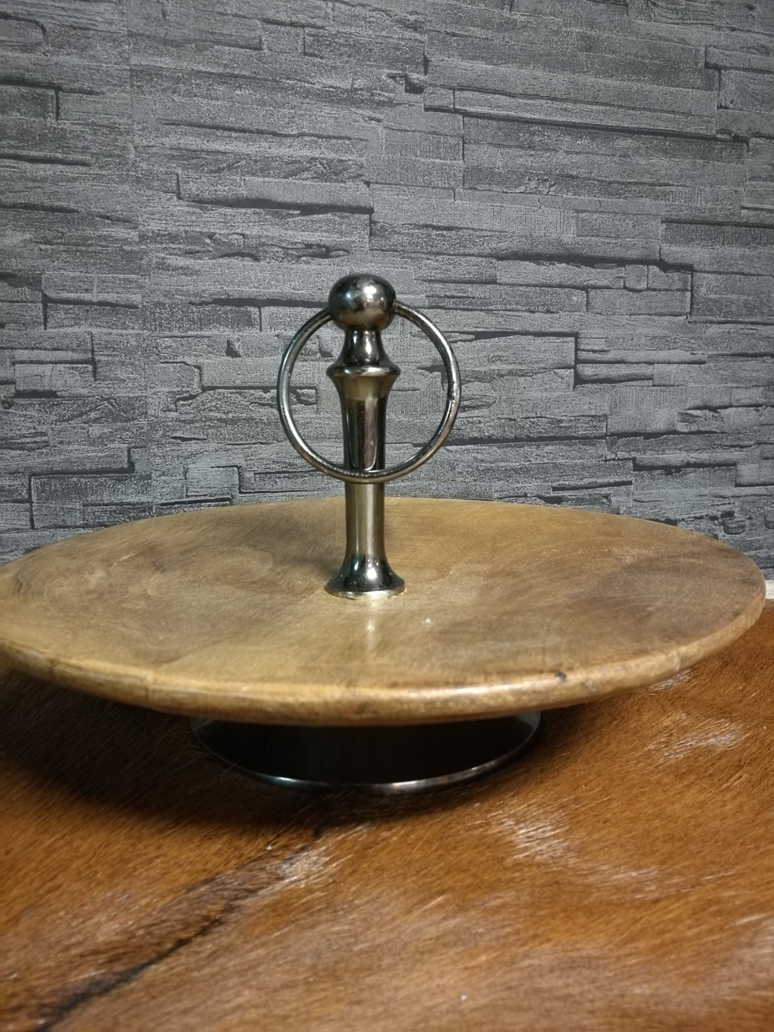 Houten etagère met metaal handgreep