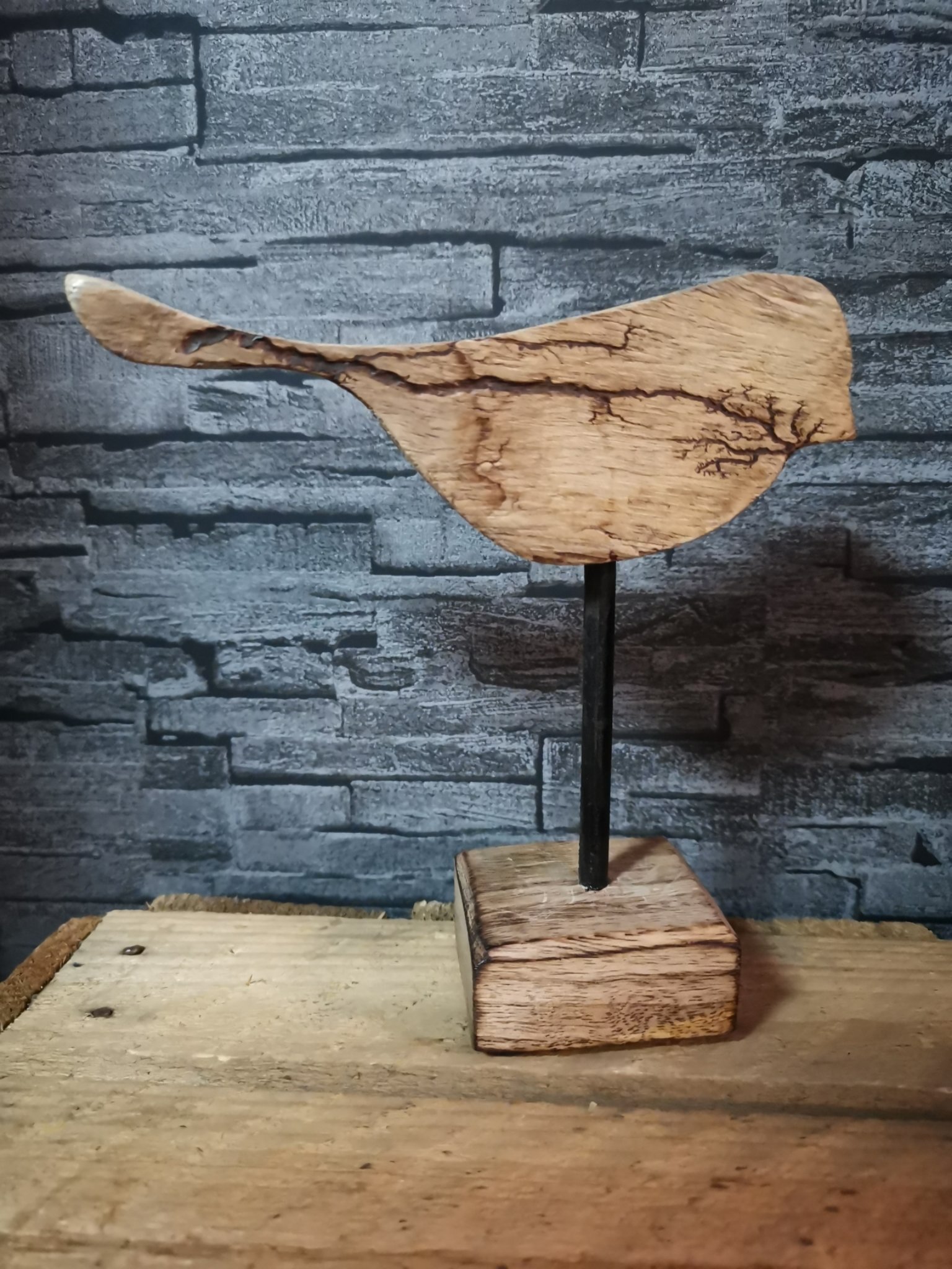 Houten decoratie vogel op metalen voet S 01229