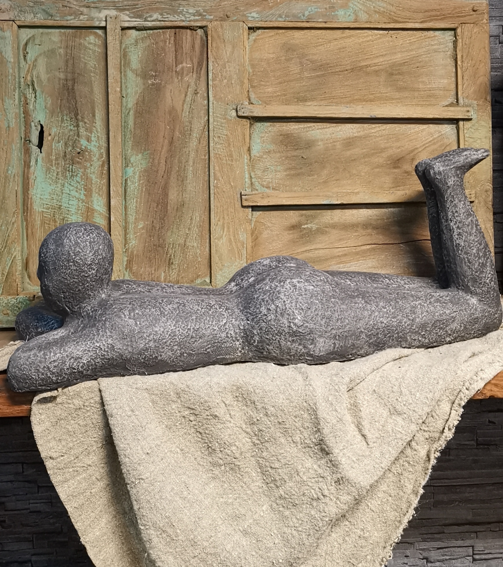 Beeld vrouw liggend xl 01736