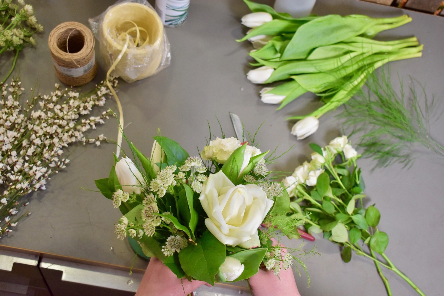 Bouquet Du Fleuriste Dans Les Tons De Blanc Et Vert