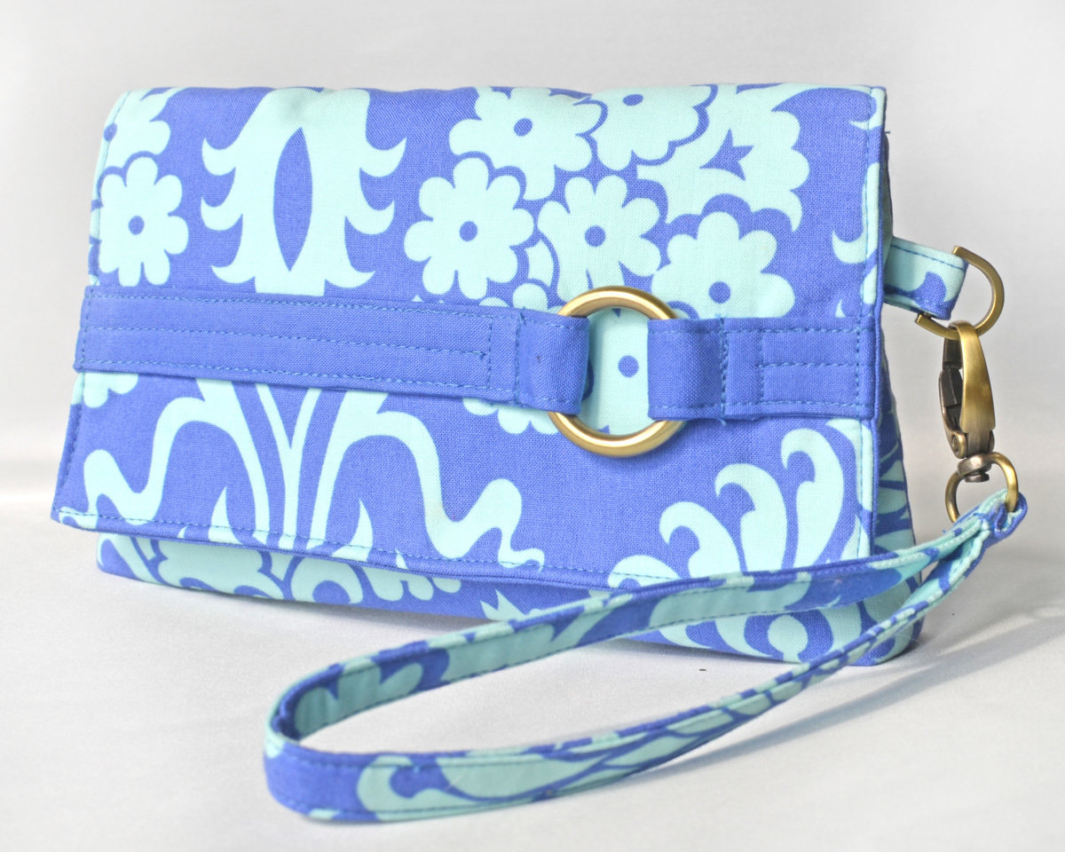 The Kiss Clutch