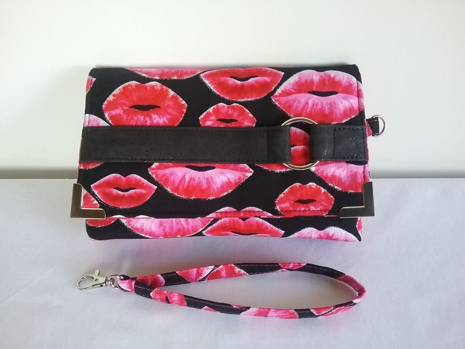 The Kiss Clutch