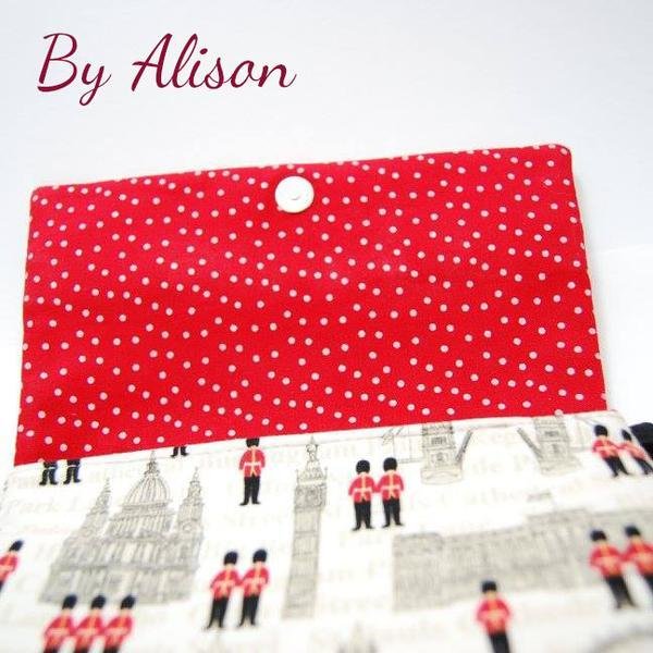 The Kiss Clutch