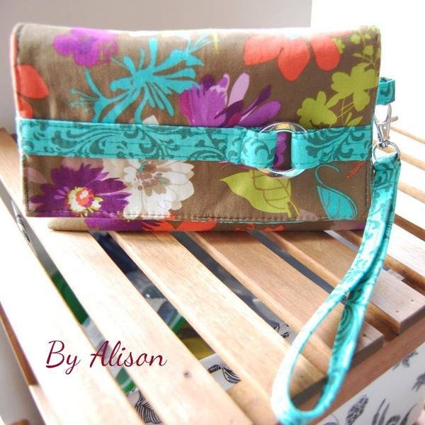 The Kiss Clutch
