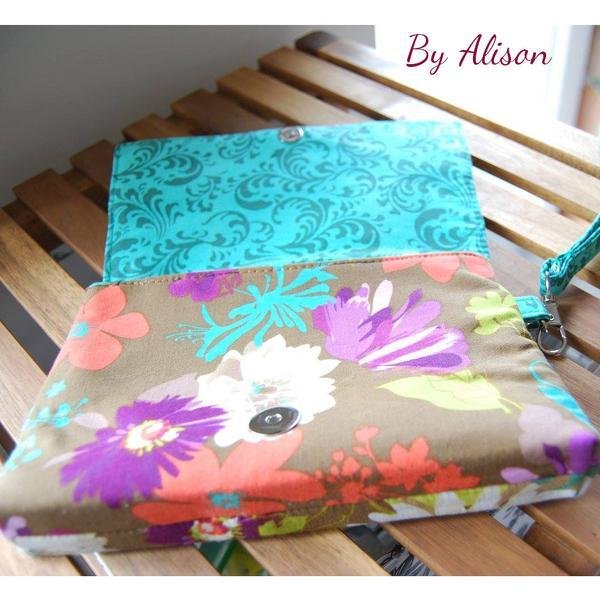 The Kiss Clutch