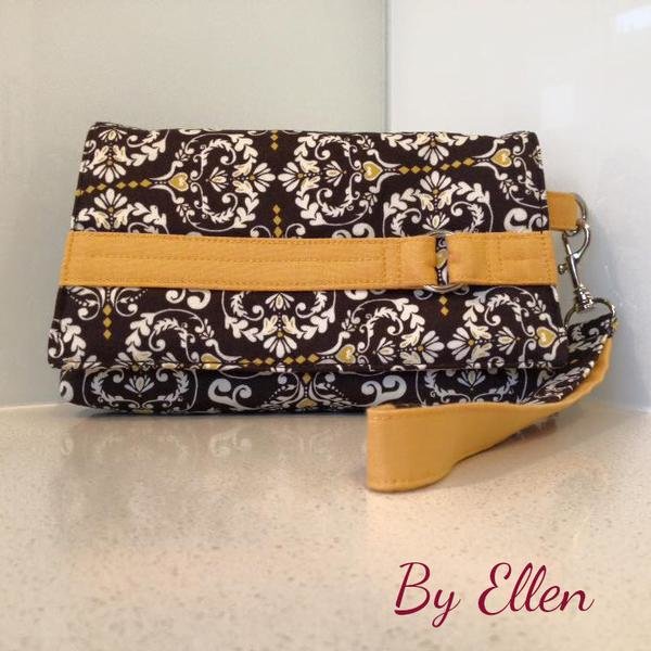 The Kiss Clutch