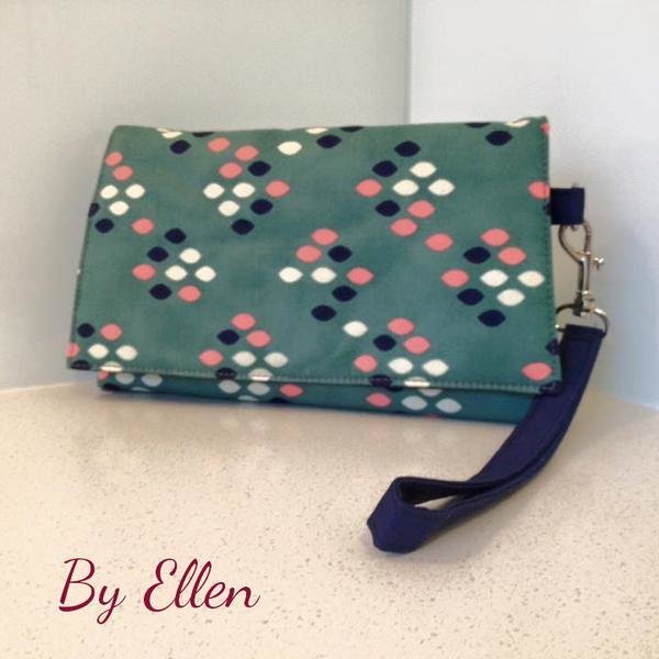 The Kiss Clutch