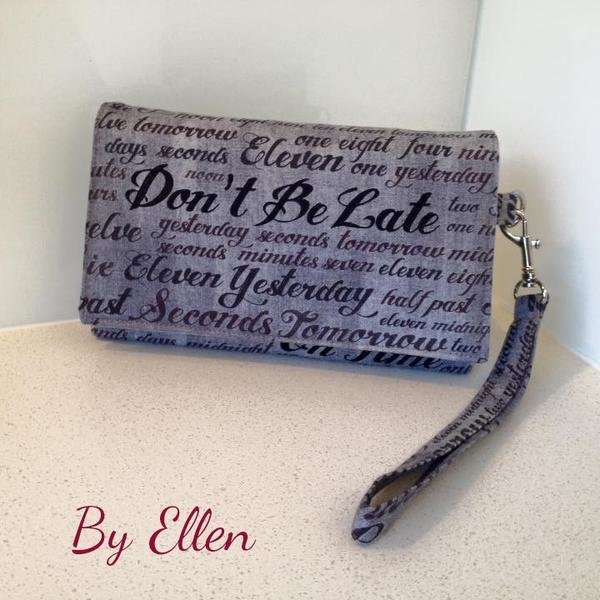 The Kiss Clutch