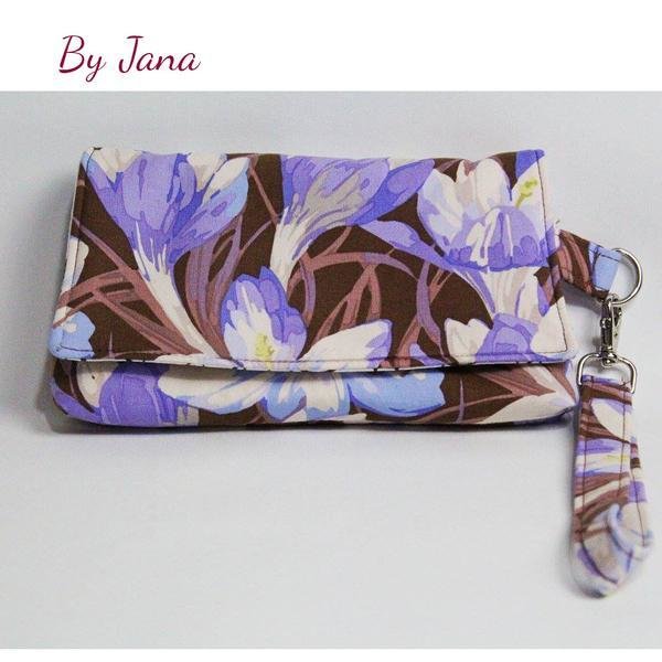 The Kiss Clutch