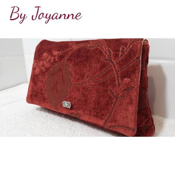 The Kiss Clutch
