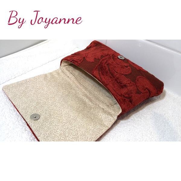 The Kiss Clutch