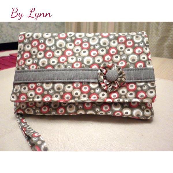 The Kiss Clutch