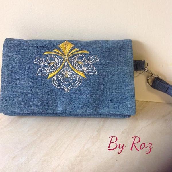 The Kiss Clutch