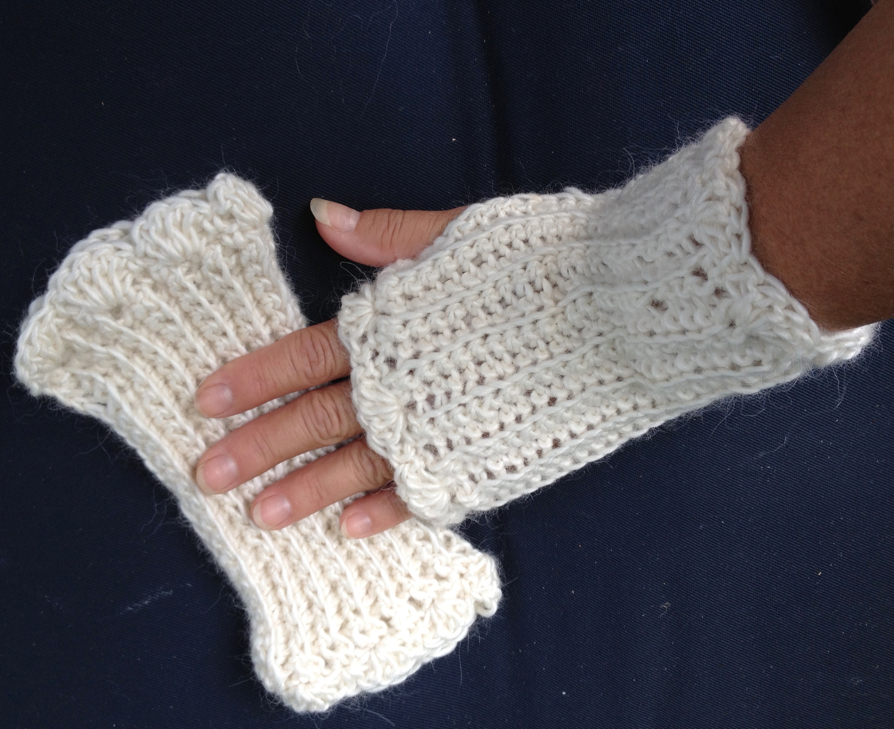 Ribbed Fingerless Gloves with Scalloped Edge