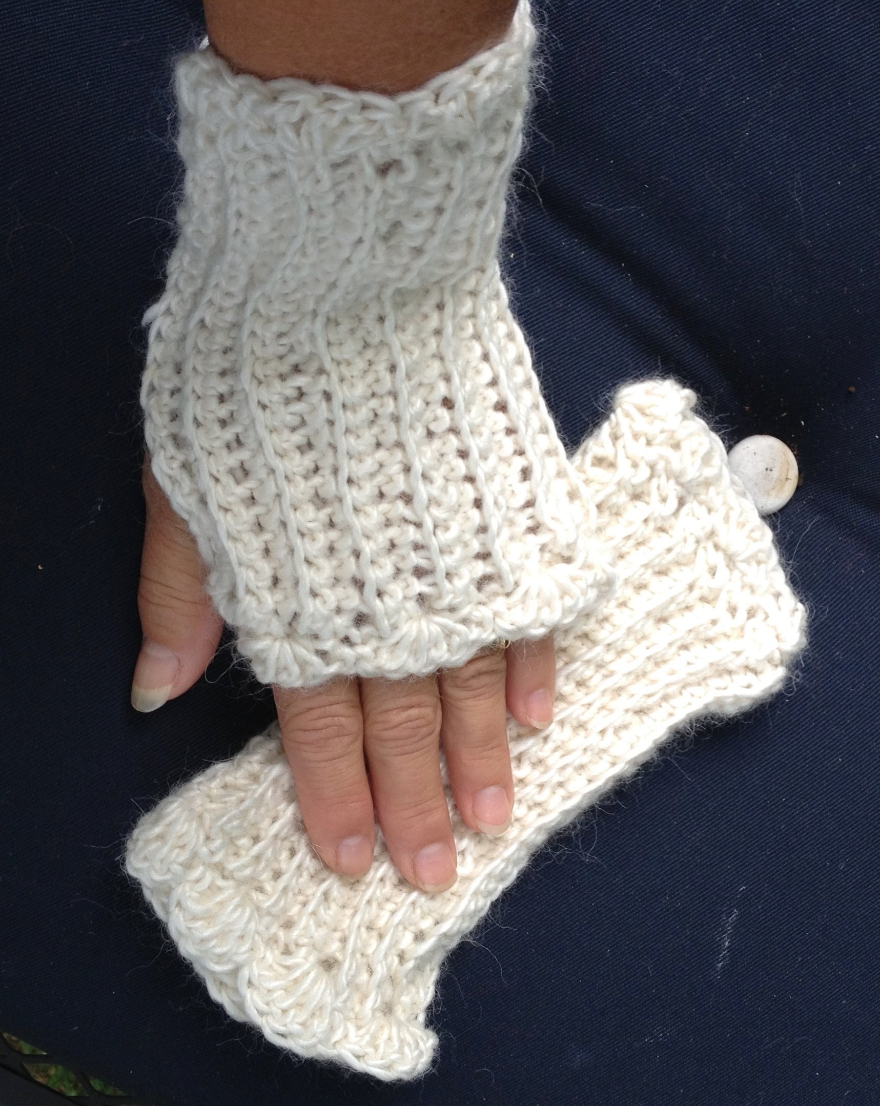 Ribbed Fingerless Gloves with Scalloped Edge 17628