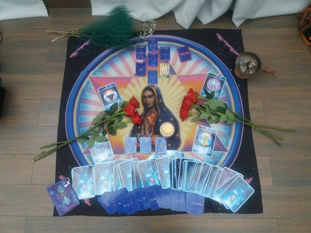 Pañuelo Símbolo "Guadalupanos" Pañuelo de 1 metro x 1 metro. Hecho en México. Con símbolo cuántico de La Virgen de Guadalupe