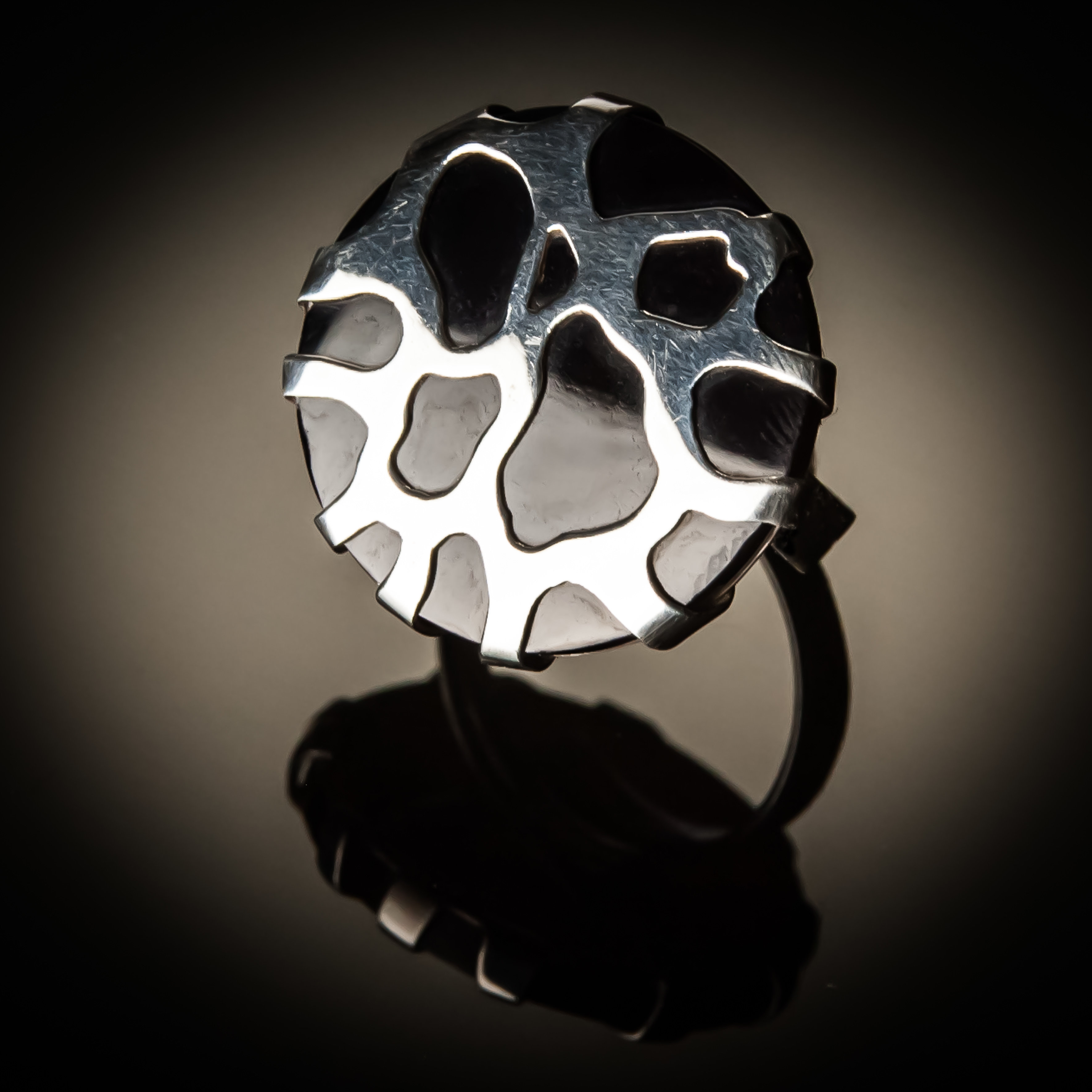 Black Shell Sterling Silver Cobweb Design Ring R-08006 Black Shell