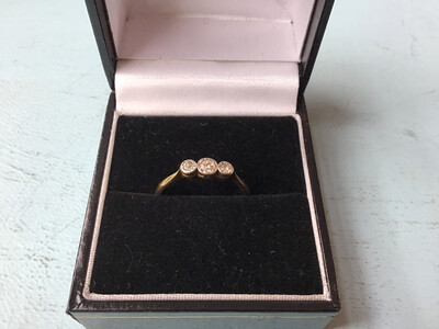 18 Ct Gold And Diamond Ring - 3 X Diamonds 18 Ct Gold And Diamond Ring - 3 X Diamonds