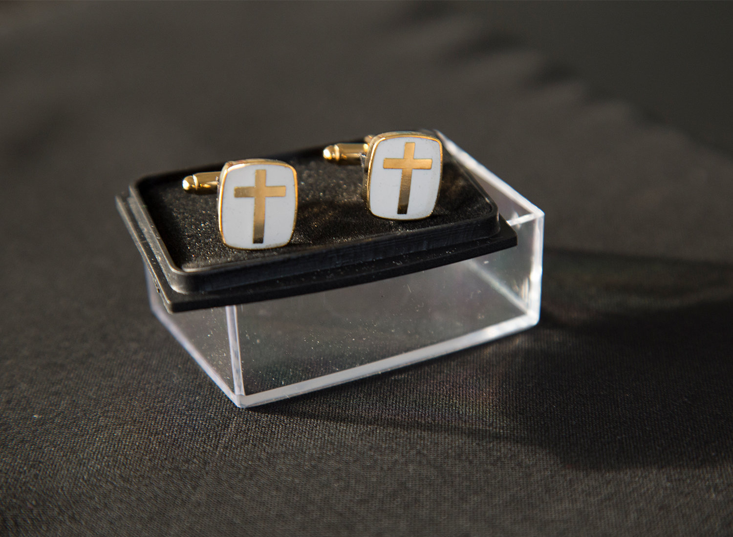 Manchetknapper med kors guld/hvid 00623