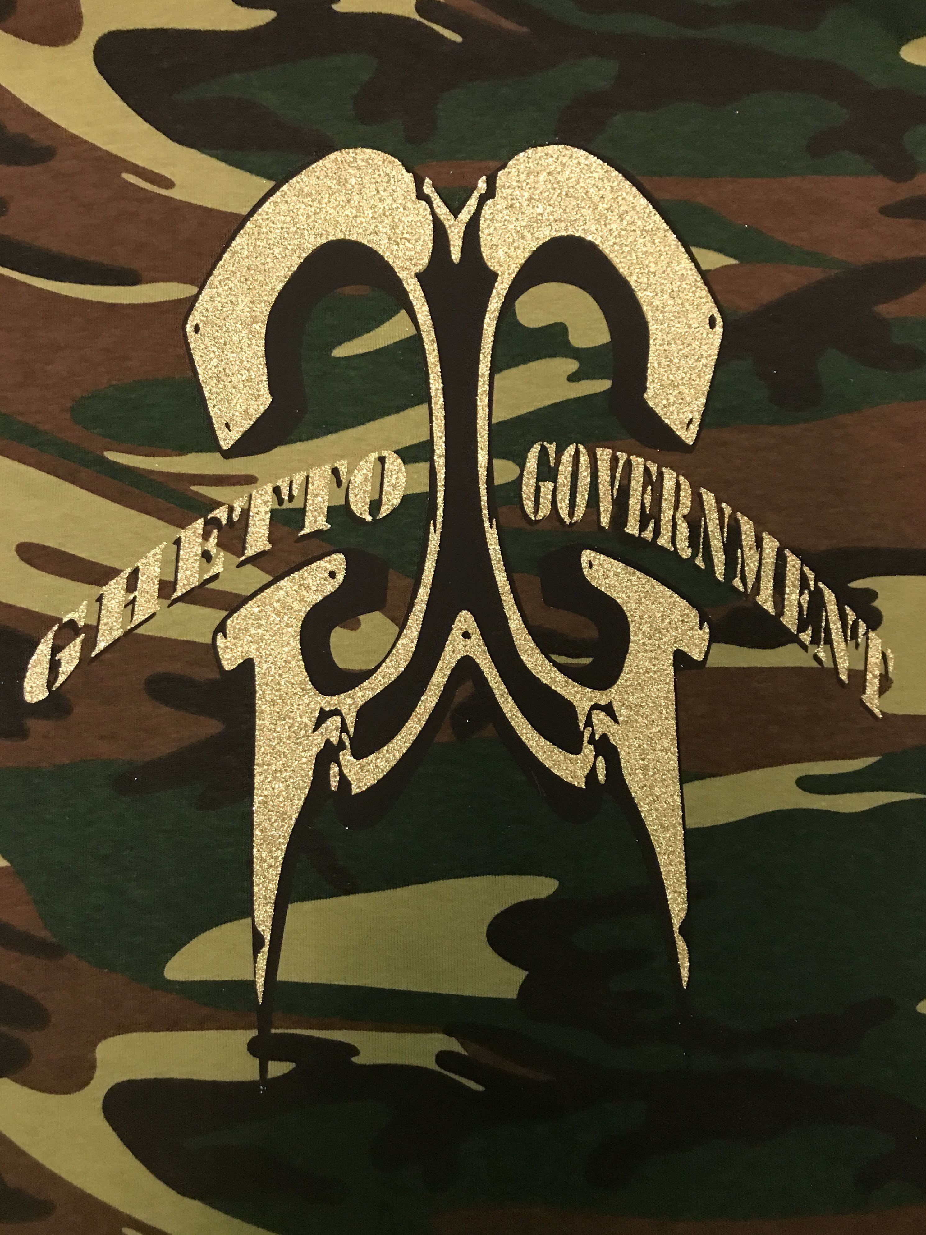 Ghetto Government grn Camo Tee gld/blk Logo 00025