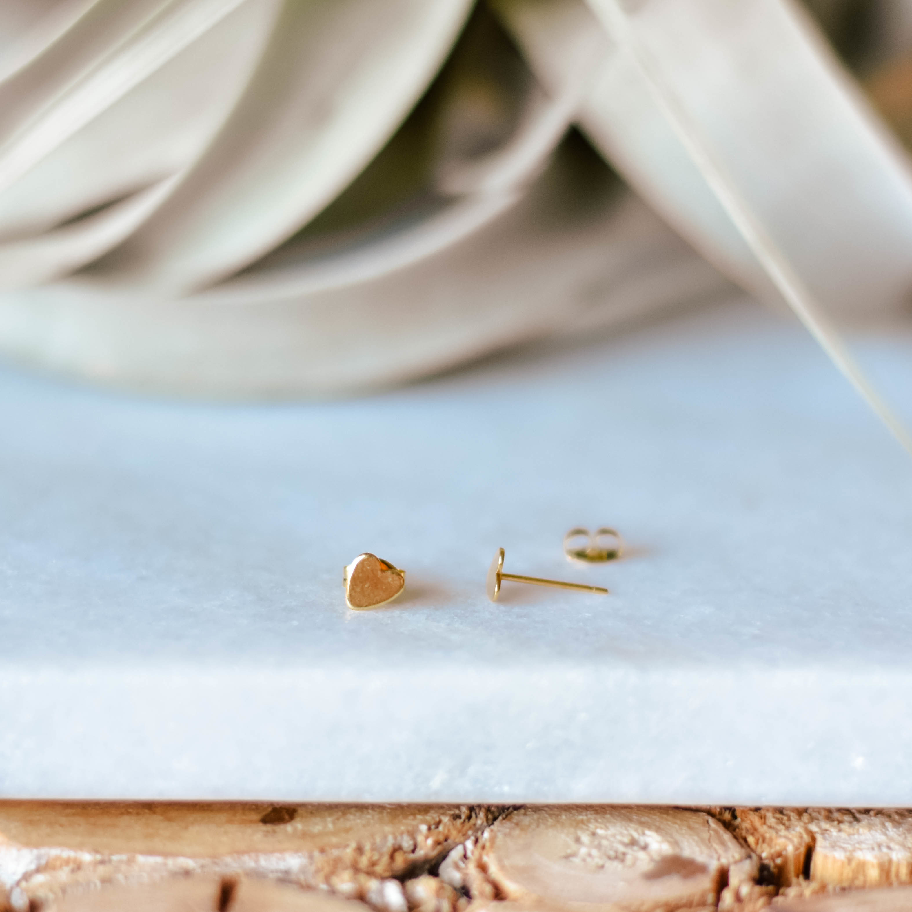 gold heart earrings 17h