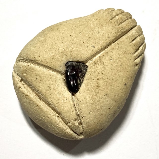 Pra Pid Ta Putto Nuea Poon Sek Pim Plod Nee Ongk Kroo Fang Ploi Ruby Insert Hand Inscription Mae Chee Bun Ruean