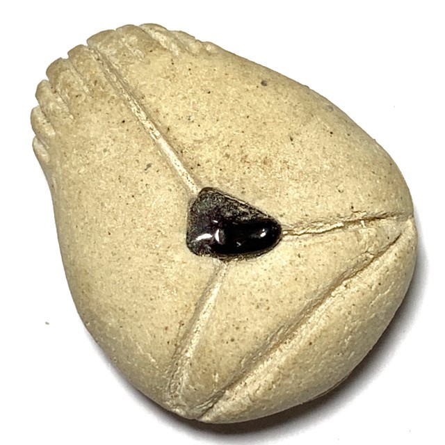 Pra Pid Ta Putto Nuea Poon Sek Pim Plod Nee Ongk Kroo Fang Ploi Ruby Insert Hand Inscription Mae Chee Bun Ruean
