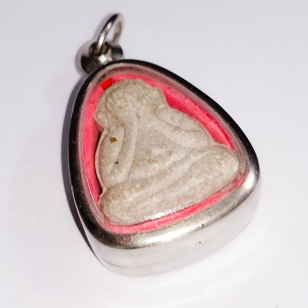Pra Pid Ta Sariga Nuea Pong Puttakun - Luang Por Niyom - Wat Takian Tia 2546 BE - extremely rare