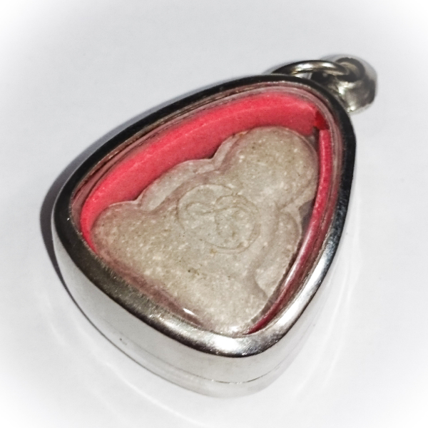 Pra Pid Ta Sariga Nuea Pong Puttakun - Luang Por Niyom - Wat Takian Tia 2546 BE - extremely rare