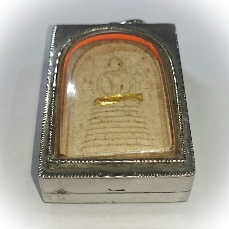 Pra Somdej Gao Chan Khang Na Buddha on 9 Tiered Dais Amulet Solid Gold Takrut 2543 BE 84th Birthday Edition - Luang Por Chern Wat Koke Tong (Ayuttaya)