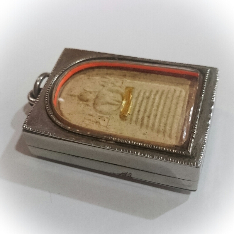 Pra Somdej Gao Chan Khang Na Buddha on 9 Tiered Dais Amulet Solid Gold Takrut 2543 BE 84th Birthday Edition - Luang Por Chern Wat Koke Tong (Ayuttaya)